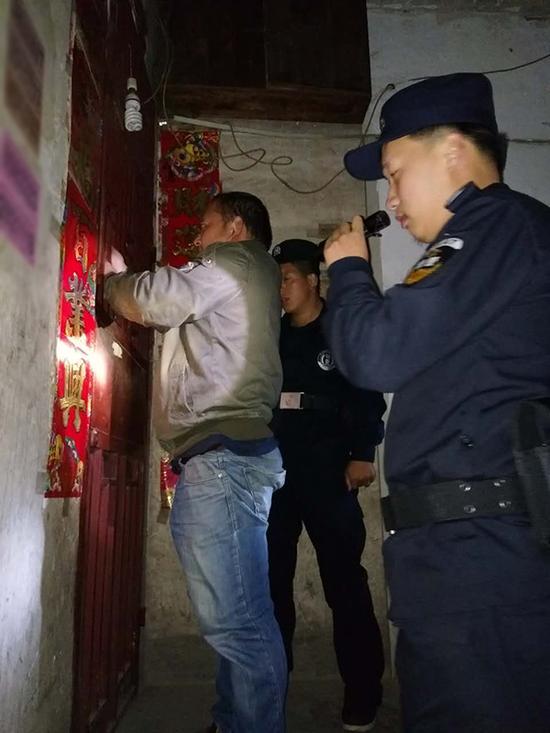 打易镇粗心妈妈误将幼女锁家中 民警全城寻开锁师傅开门