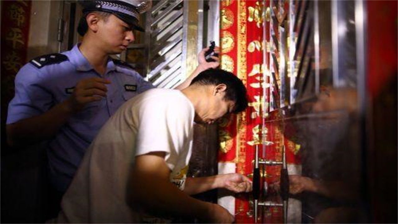 打易镇请开锁师傅开了锁后，师傅为什么一般都不进门，就算主人请也不进去？